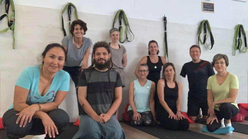 Escuela Yoga ,la profesora con alumnos