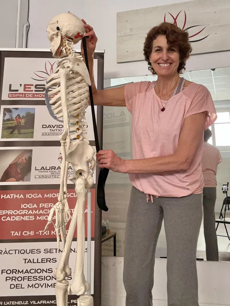 NUEVO TALLER DE LA ARQUITECTURA DEL CUERPO Y LAS EMOCIONES directora con esqueleto humano explicando