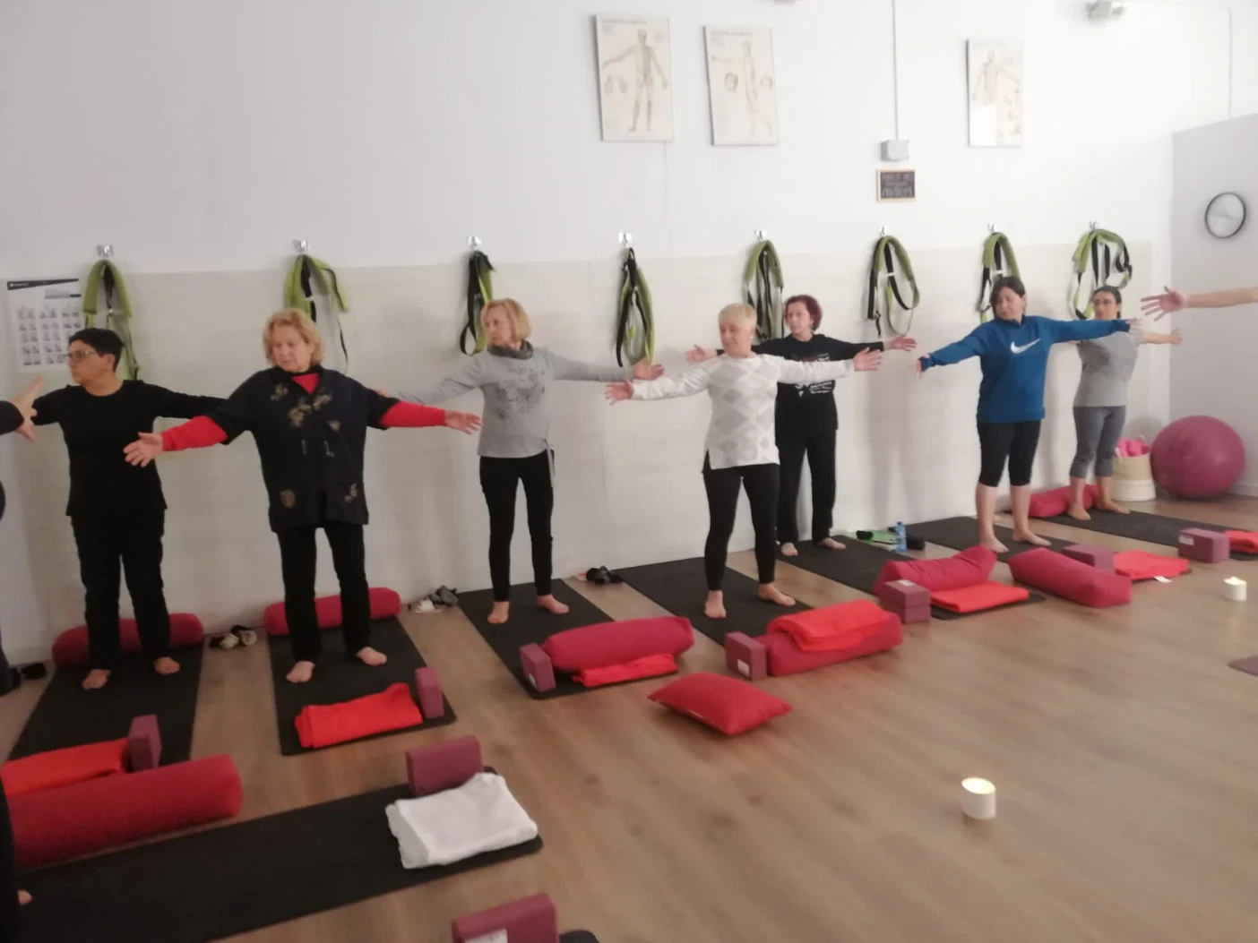 Talleres 4 elementos mujeres practicando yoga